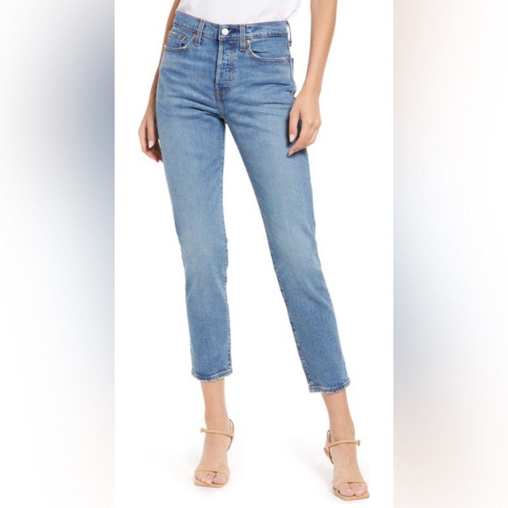 Levi’s Wedgie Icon Fit High Waist Straight Leg Jean Sz 32 gently worn.